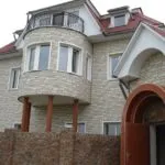 Cu vedere spre casa fațadă și subsol cu ​​panouri din plastic sub piatră (62 poze)
