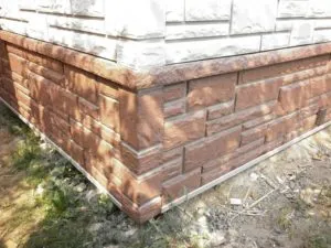 Cu vedere spre casa fațadă și subsol cu ​​panouri din plastic sub piatră (62 poze)