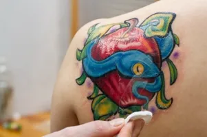 E ca un tatuaj