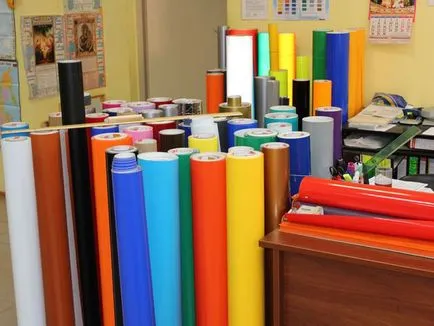 Deoarece adezivul autocolantă