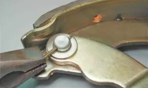 Cum se schimbă plăcuțele de frână spate Cum se schimbă plăcuțele de frână spate