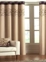 decorare fereastră în camera de zi