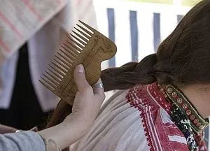 Cum pieptăna părul lung
