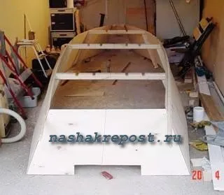 Producția de bărci cu mâinile lor
