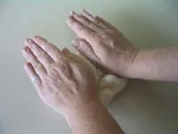 Cum este din material plastic