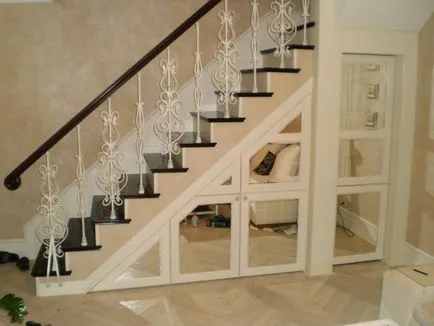 Dulap cu mâinile sale în conformitate cu