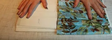 Organizator (piept) pentru produsele cosmetice cu mâinile lor din cutie, sau din lemn