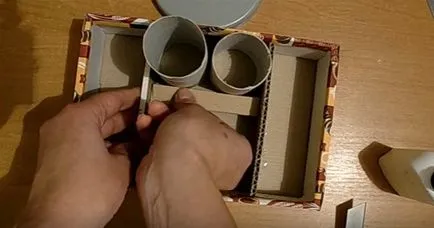 Organizator (piept) pentru produsele cosmetice cu mâinile lor din cutie, sau din lemn