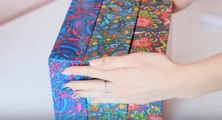 Organizator (piept) pentru produsele cosmetice cu mâinile lor din cutie, sau din lemn
