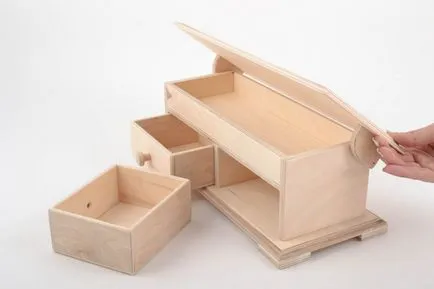 Organizator (piept) pentru produsele cosmetice cu mâinile lor din cutie, sau din lemn