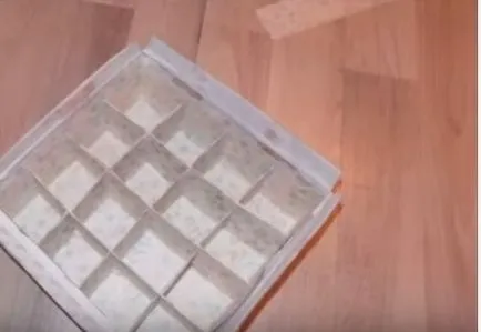 Organizator (piept) pentru produsele cosmetice cu mâinile lor din cutie, sau din lemn