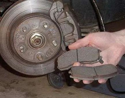 Cum se schimbă plăcuțele de frână spate Cum se schimbă plăcuțele de frână spate