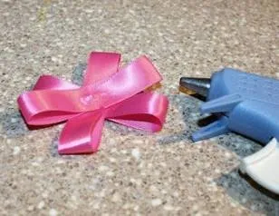 Florile din panglici cu mâinile lor Florile din panglici cu mâinile lor