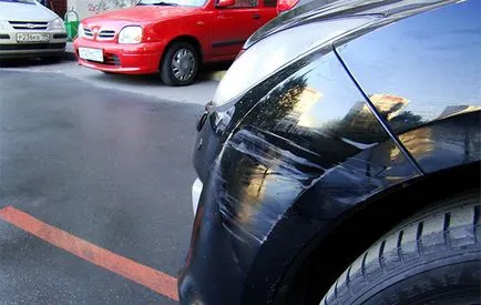 mașina avariată în curte pentru a face