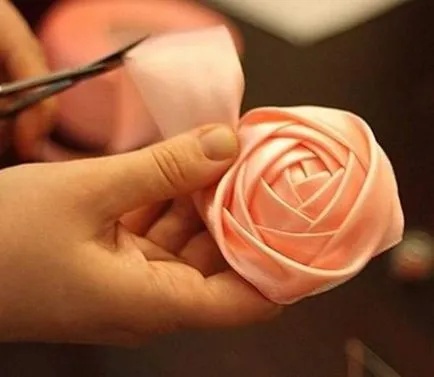 Florile din panglici cu mâinile lor Florile din panglici cu mâinile lor