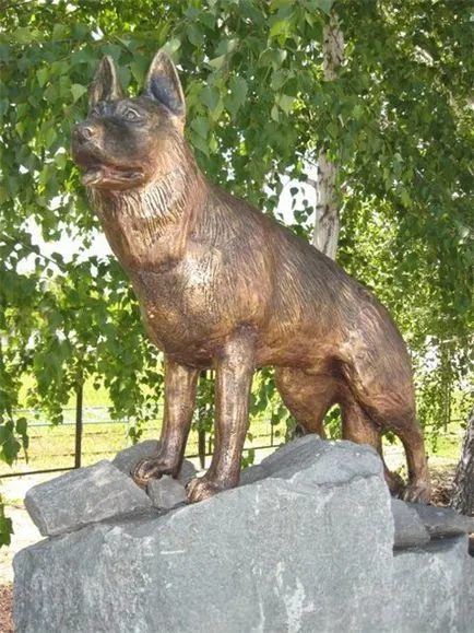 monumente câini