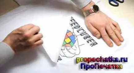 Imprimă pe T-shirt-uri cu mâinile lor