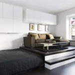 Podium în apartament cu mâinile sale