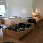 Podium în apartament cu mâinile sale