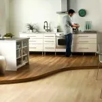 Podium în apartament cu mâinile sale