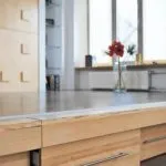 Podium în apartament cu mâinile sale