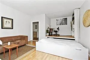 Podium în apartament cu mâinile sale Podium în apartament cu mâinile sale
