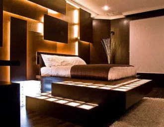 Podium în apartament cu mâinile sale