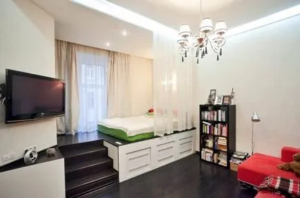 Podium în apartament cu mâinile sale Podium în apartament cu mâinile sale