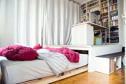 Podium în apartament cu mâinile sale