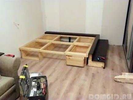 Podium în apartament cu mâinile sale Podium în apartament cu mâinile sale