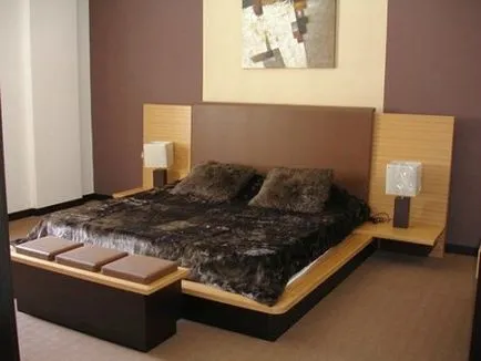 Podium în apartament cu mâinile sale