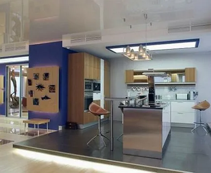 Podium în apartament cu mâinile sale