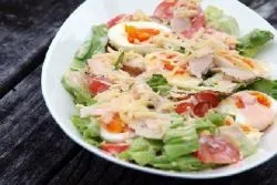 Salata cu sunca branza de rosii