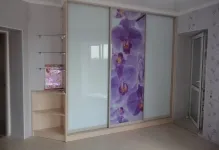 Tavane suspendate și dulap încorporat