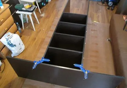 Dulap cu mâinile sale în conformitate cu