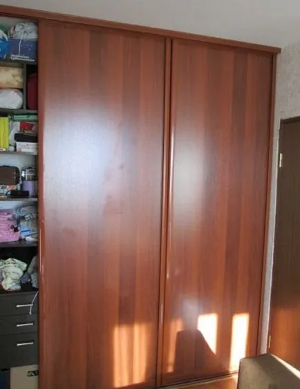 Dulap cu mâinile sale în conformitate cu