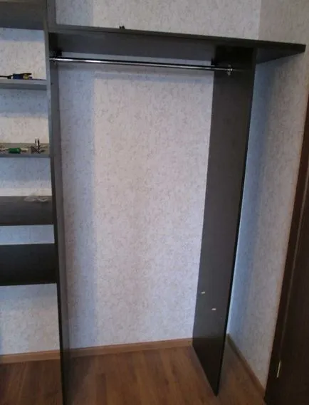 Dulap cu mâinile sale în conformitate cu