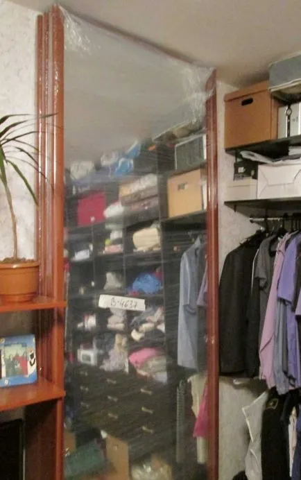 Dulap cu mâinile sale în conformitate cu
