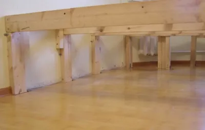 Podium în apartament cu mâinile sale Podium în apartament cu mâinile sale