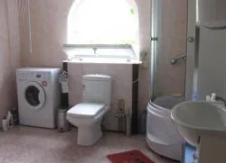 Toaletă în casa lui, cu propriile sale mâini