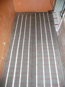 Încălzirea balcoane Penoplex cu mâinile lor Încălzirea balcoane Penoplex cu mâinile lor