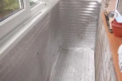 Încălzirea balcoane Penoplex cu mâinile lor Încălzirea balcoane Penoplex cu mâinile lor