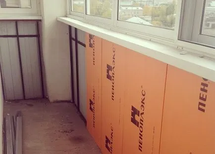 Încălzirea balcoane Penoplex cu mâinile lor Încălzirea balcoane Penoplex cu mâinile lor