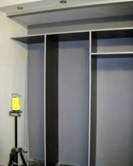 Dulap cu mâinile sale în conformitate cu Dulap cu mâinile sale în conformitate cu