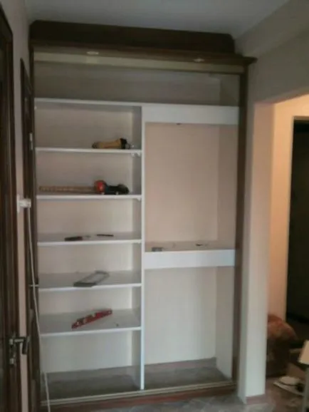 Dulap cu mâinile sale în conformitate cu Dulap cu mâinile sale în conformitate cu