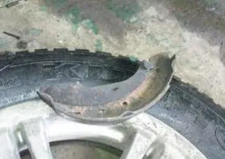 Cum se schimbă plăcuțele de frână spate Cum se schimbă plăcuțele de frână spate