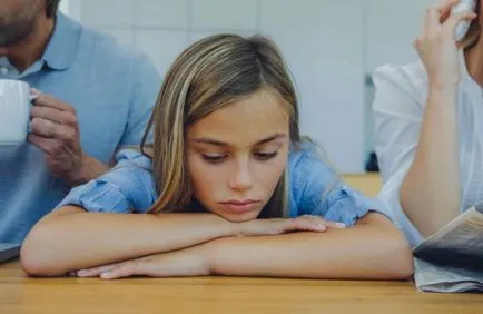 13 Simptomele de părinți toxice noi dăuna copiilor lor, fără a-și dea seama (le) 13 Simptomele de părinți toxice noi dăuna copiilor lor, fără să-și dea seama