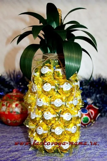 Ananas de bomboane de ciocolată și șampanie