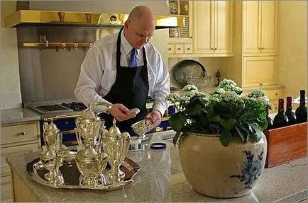 Butler - un valet sau Butler Butler moderne (Butler este Butler este un valet sau majordom ce bătătoare) Butler - un valet sau majordom Butler moderne