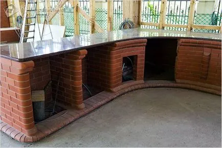 Contorul de bar cu fotografii mâinile lor, desene